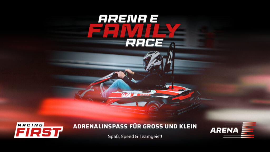 Werbebanner für den RACING FIRST ARENA E FAMILY DAY am 30.10.25. Es zeigt einen Rennfahrer in einem Kart, der auf einer rot beleuchteten Strecke fährt, und kündigt den Family Race an. Slogan: Adrenalinspaß für Groß und klein.