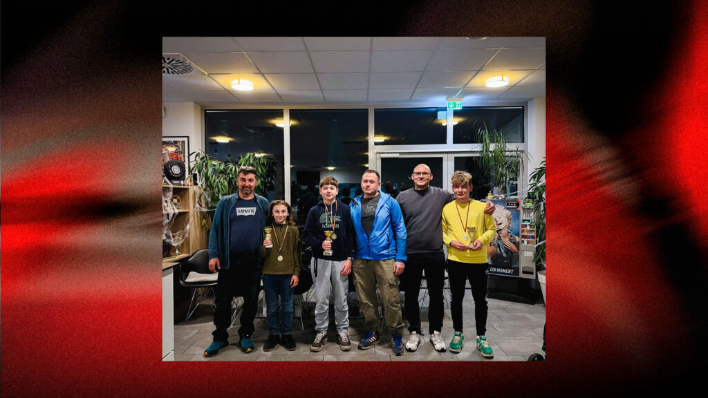 6 Fahrer des family days stehen im Foyer der Arena E und haben Medaillen um den Hals