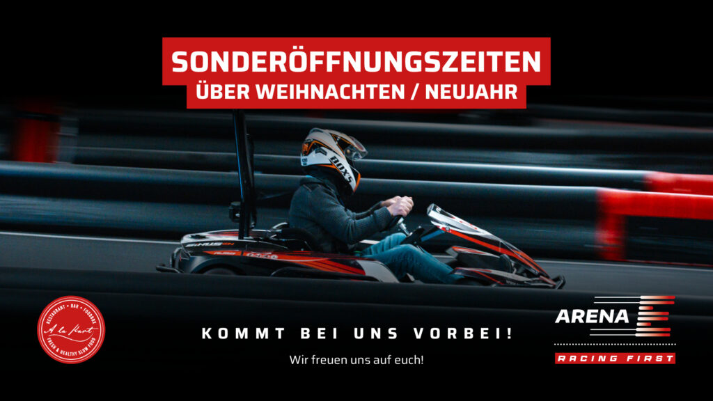 Ein einzelner Fahrer im Helm lenkt ein schwarz-rotes Kart auf einer dunklen Bahn. Das Bild kündigt die Sonderöffnungszeiten über Weihnachten / Neujahr der arena E Racing First an und lädt zum Kartfahren ein.