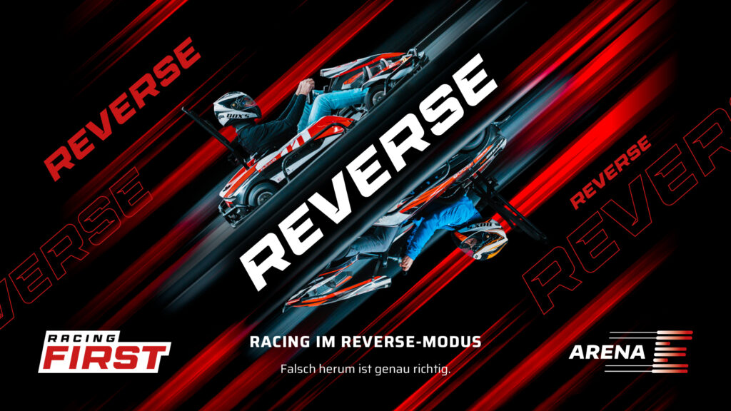 „Werbeplakat von Racing First Arena für Go-Kart-Rennen im Reverse-Modus am 04.02. und 05.02.2026. Das Design zeigt zwei Karts auf einer diagonalen, rot-schwarzen Speed-Strecke mit dem Slogan ‚Falsch herum ist genau richtig‘.“