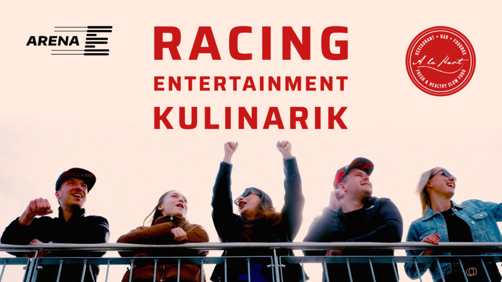 Fünf junge, jubelnde Menschen stehen an einer Reling vor hellem Hintergrund. Darüber stehen die Begriffe Racing, Entertainment und Kulinarik sowie die Logos der Arena E und des A la Kart Restaurants.