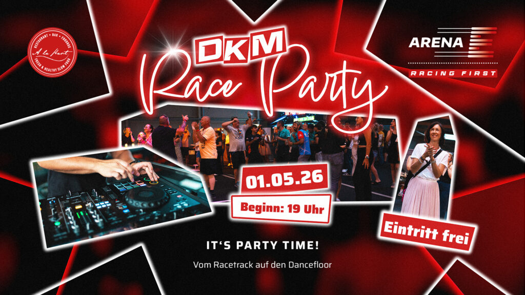 Event-Flyer für die ‚DKM Race Party‘ am 01.05.2026 ab 20 Uhr in der Arena E. Das Design in Rot-Schwarz zeigt feiernde Menschen, einen DJ am Mischpult und den Slogan ‚Vom Racetrack auf den Dancefloor‘. Der Eintritt ist frei.