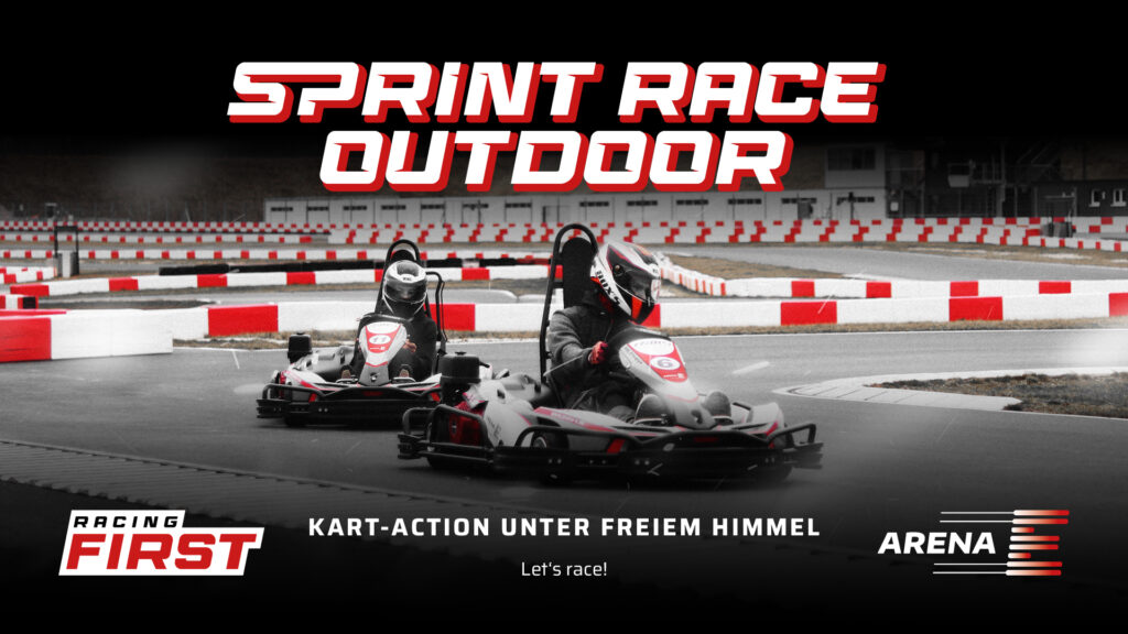 Zwei Karts in voller Fahrt auf der Outdoor-Rennstrecke der Arena E während des Sprint Race Outdoor. Professionelle Rennatmosphäre unter bewölktem Himmel mit dem Logo von Racing First und dem Schriftzug ‚Kart-Action unter freiem Himmel‘.