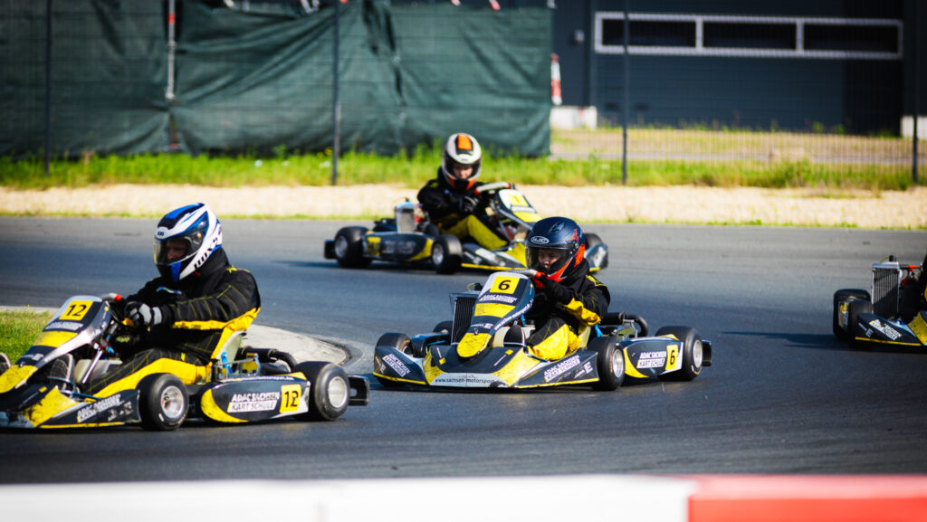 Mehrere Rotax leikarts auf der Outdoorstrecke der Arena E