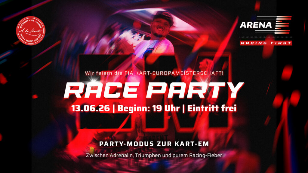Werbeflyer für die EM Race Party in Mülsen zur FIA Kart-Europameisterschaft 2026 in der Arena E. Das Bild zeigt im Hintergrund einen lächelnden DJ an den Turntables unter rotem und blauem Party-Licht. Im Vordergrund steht der Text: „Wir feiern die FIA Kart-Europameisterschaft! RACE PARTY, 13.06.26 | Beginn: 19 Uhr | Eintritt frei“. Oben links ist das Logo von „A la Kart - Restaurant, Bar, Foodbox“ und oben rechts das Logo der „Arena E - Racing First“ zu sehen. Unten steht der Slogan „Party-Modus zur Kart-EM - Zwischen Adrenalin, Triumphen und purem Racing-Fieber“.