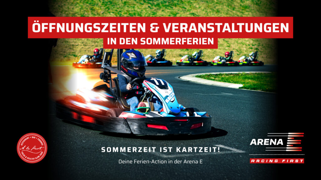 Mehrere Kinder fahren in bunten Gokarts auf einer Outdoor-Kartbahn der Arena E. Im Vordergrund beschleunigt ein blaues Kart mit der Nummer 11. Der Text lautet „Öffnungszeiten & Veranstaltungen in den Sommerferien – Sommerzeit ist Kartzeit! Deine Ferien-Action in der Arena E“.